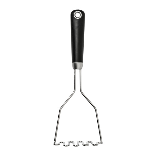 Machacador de cocina negro con alambres de metal plateado, agarre recubierto de goma y orificio para colgar de IKEA 365+.