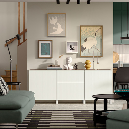 Salón minimalista con aparador BESTÅ , arte, sofá turquesa, sillón negro.