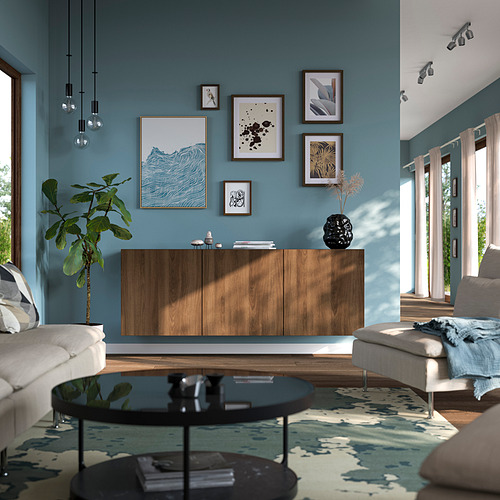 Salón moderno con aparador BESTÅ , galería de arte y mesa de cristal entre sofás blancos.