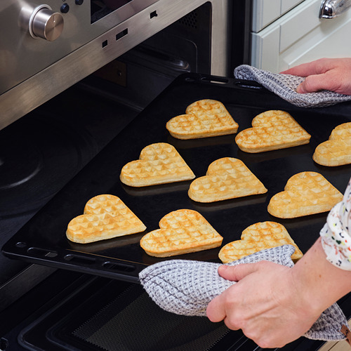 Hornear gofres en forma de corazón en un horno en una bandeja.