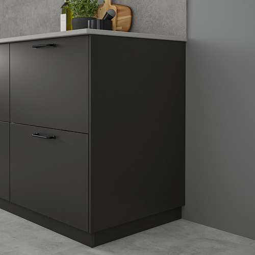 Moderno rincón de cocina negro con un elegante panel de cubierta FÖRBÄTTRA, que se integra perfectamente en el diseño minimalista.