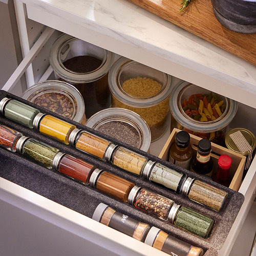 Cajón de cocina con frascos de especias, pastas y salsas; Frascos transparentes para una fácil identificación.