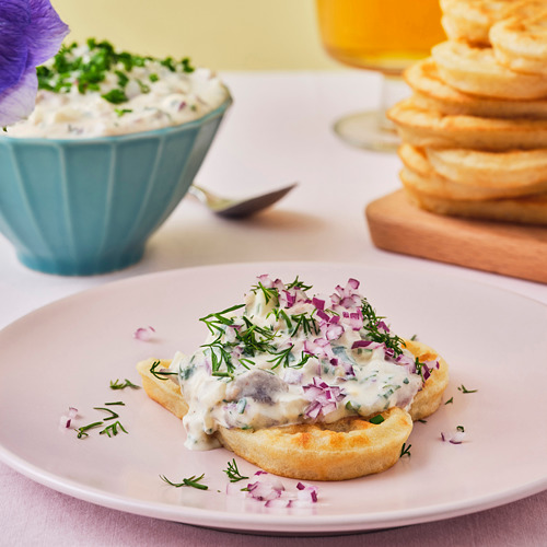 Gofres en forma de corazón, crujientes por fuera, suaves por dentro, servidos con salmón y crema, adornados con cebollas rojas y eneldo. Listo para hornear, calentar y comer.