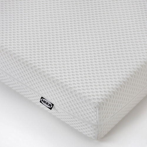 Primer plano del colchón blanco ÅBYGDA de ikeas con capa de espuma viscoelástica y etiqueta.