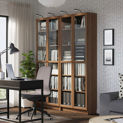 Librería BILLY con puertas de cristal en oficina en casa.
