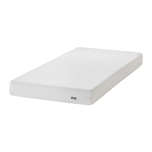Un colchón de espuma blanca ÅBYGDA con capa superior viscoelástica. La funda es lavable y el diseño es sencillo y rectangular.