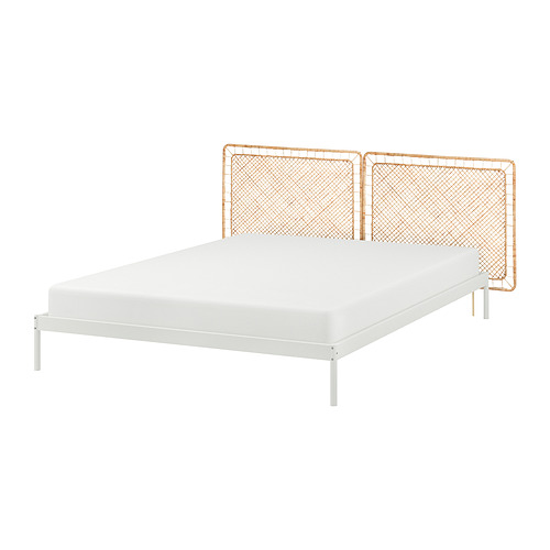 Cama VEVELSTAD: estructura de metal blanco, cabecero de ratán, diseño moderno.