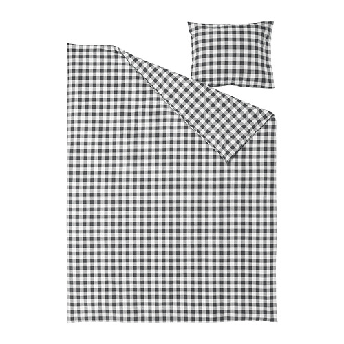 Esta imagen muestra un juego de cama EKTANDVINGE en cuadros vichy grises y blancos. El conjunto incluye una funda nórdica y una funda de almohada de algodón orgánico.