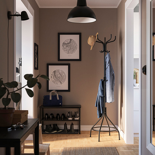 Entrada moderna: Perchero NIPÅSEN con chaquetas, sombrero y bolso. Mapas, zapatero, piso de madera, planta.