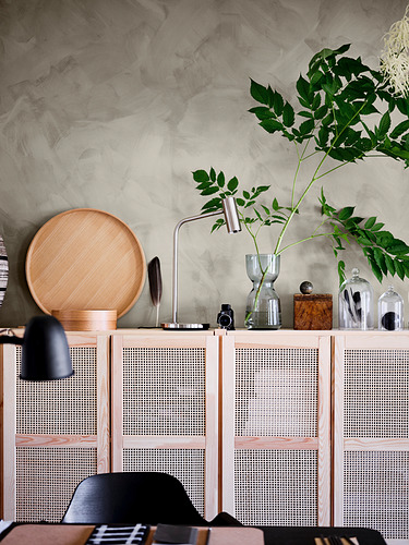 Almacenamiento IVAR con puertas de bambú rosa, bandeja, lámpara, planta; Estética moderna.