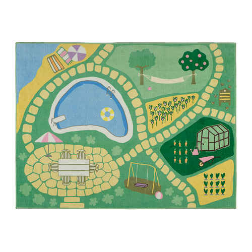 Una alfombra infantil verde HUSSPARV con un tema de patio trasero que incluye una piscina, un columpio y un jardín.