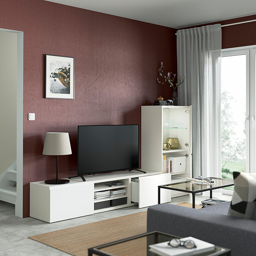 Sala de estar moderna con paredes granates, mueble de tv BESTÅ, sofá, lámpara, mesa de centro, gran ventanal.