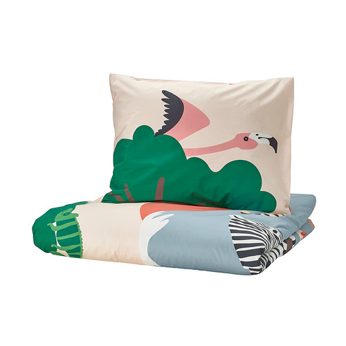 Esta imagen muestra un juego de fundas nórdicas SANDLÖPARE beige con un colorido diseño de sabana con un flamenco y follaje verde.