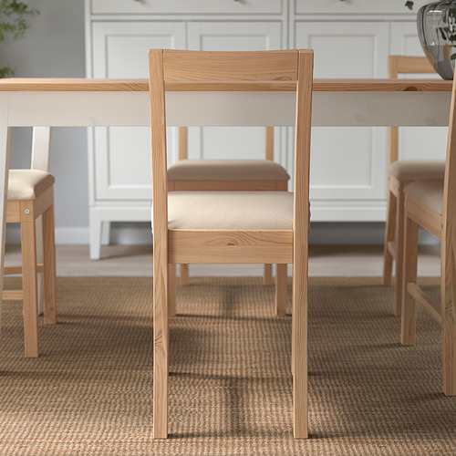 Silla minimalista de madera con asiento tapizado en una mesa, que muestra su diseño cómodo para asientos largos.