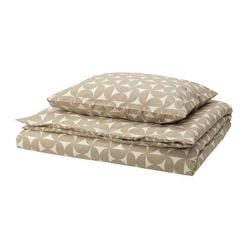 Una funda nórdica ÄNGSNEJLIKA engastada en gris-beige/blanco roto con un motivo geométrico, confeccionada en algodón y viscosa, cuidadosamente doblada.