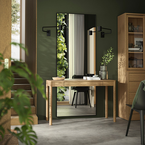 Escritorio minimalista de roble TONSTAD con cajón y espejo.