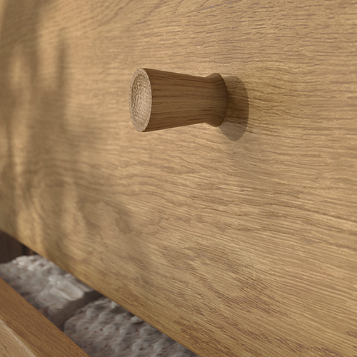 Mango de madera simple sobre superficie de madera lisa y de color claro. Artesanía de calidad visible en la textura y el acabado.