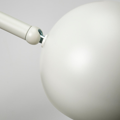 La imagen muestra una lámpara blanca moderna con una pantalla redondeada que toca una bola. Diseño limpio y minimalista.