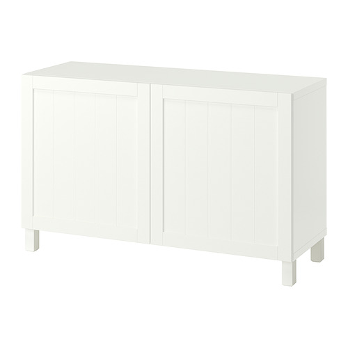 Aparador blanco BESTÅ de líneas limpias, con estantes ajustables y puertas de cierre suave.
