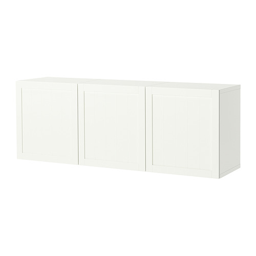 Un armario de pared blanco BESTÅ con tres puertas, que ofrece almacenamiento y un aspecto moderno.