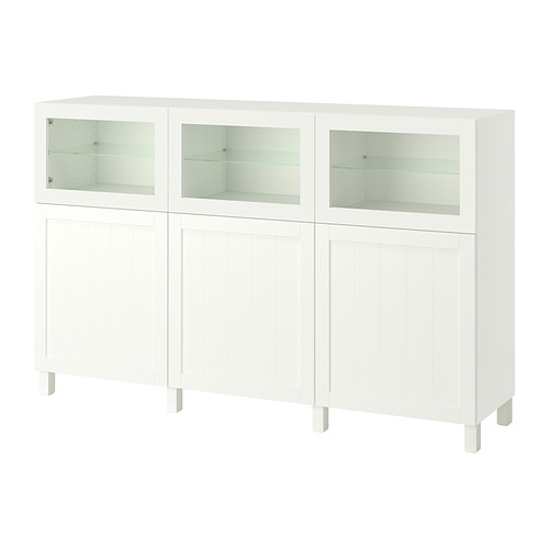 Un aparador blanco BESTÅ con puertas de cristal para exposición y almacenamiento.