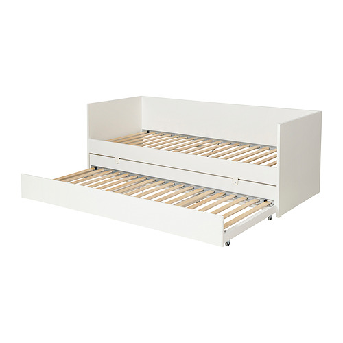 Estructura de cama VIHALS blanca con nido, listones de madera, líneas limpias.
