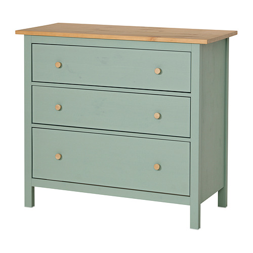 Una cómoda de tres cajones HEMNES verde con pomos y tapa de madera.