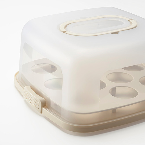 Portatarros de plástico transparente con tapa y portamagdalenas extraíble, con pestillos seguros y un asa para facilitar el transporte.