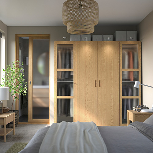 Dormitorio moderno con gran armario PAX, detalles en gris, lámpara de bambú.