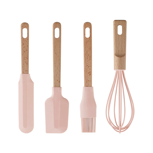 Cuatro utensilios de cocina rosas: espátula, cuchara, cepillo, batidor. Asas de madera y cabezas de silicona.