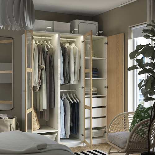 Dormitorio moderno con armario abierto con ropa, estantes y cajones. La iluminación integrada ilumina las soluciones de almacenamiento organizadas.