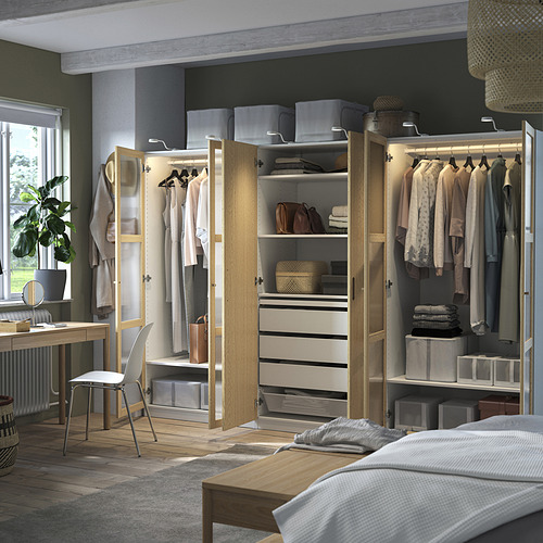 Dormitorio con armario IKEA PAX, ropa, estanterías y almacenaje.