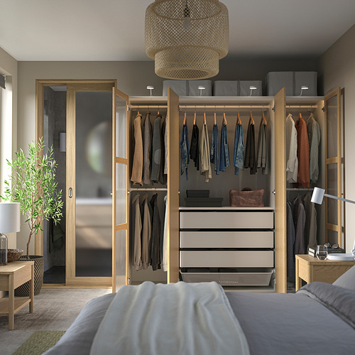 Moderno armario con espejos con luces led, almacenamiento de ropa y pies ajustables. Serie PAX de Ikea.
