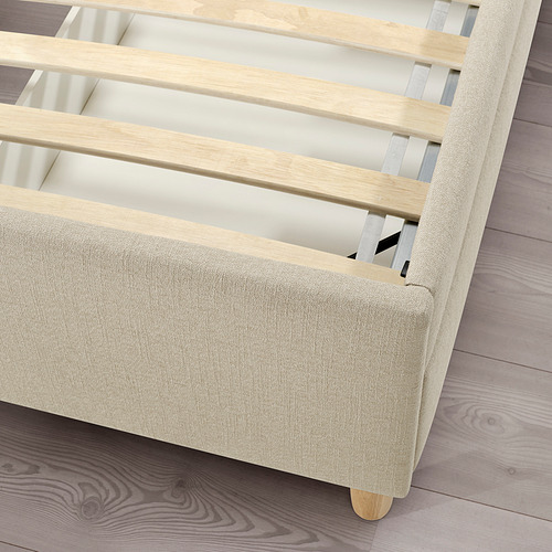 Cama tapizada moderna con listones de madera, tela suave y construcción robusta.