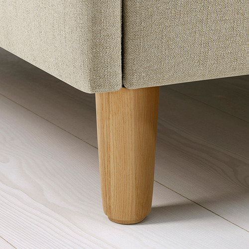 Un moderno somier con cabecero inclinado y patas de madera, tapizado en tela beige.