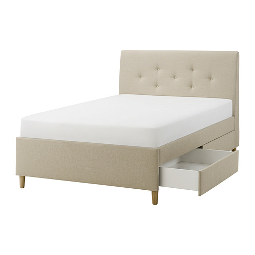 Cama tapizada en beige de IDANÄS con cabecero abotonado y cajones de almacenaje.