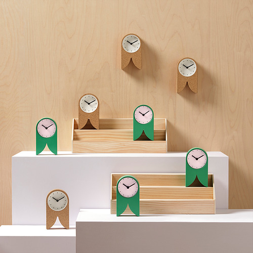 Los relojes FLODKRÄFTA son verdes, colores naturales en las estanterías.