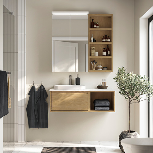 Baño moderno con mueble de madera HAGAÅN, toallas y espejo.