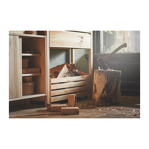 Un armario de madera con estantes que contienen cajas y una caja de leña con un hacha.
