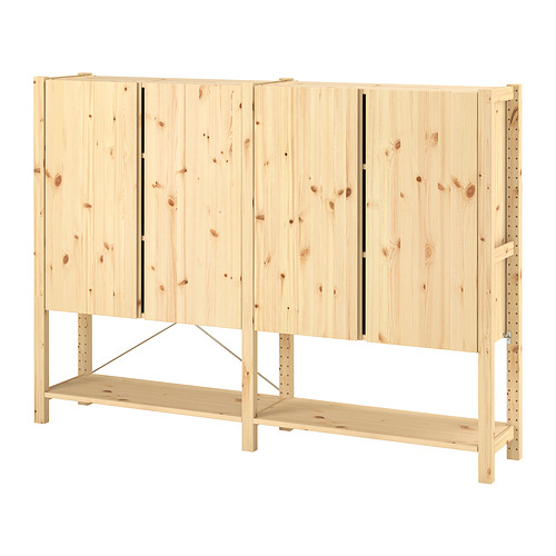 Mueble de almacenaje de madera de pino IVAR con tres armarios y una estantería. Diseño simple, rectangular, color natural claro.