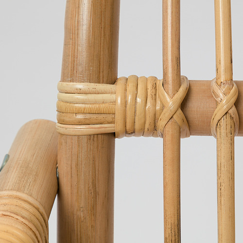 Intrincadas uniones de sillas de ratán; Meticulosamente tejido a mano, mostrando una fina artesanía y belleza natural.