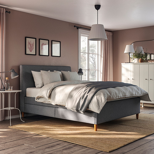Acogedor dormitorio moderno con cama IDANÄS gris, mesitas de noche de madera, lámpara colgante, armario blanco y alfombra natural.