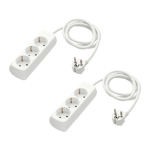 Dos regletas de enchufes KOPPLA blancas, cada una con tres tomas de tierra, unidas por largos cables y enchufes blancos.