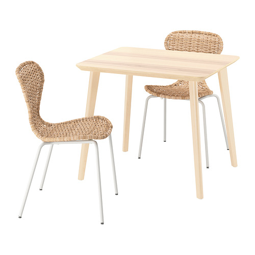 Conjunto de mesa y sillas tejidas de madera natural. Diseño robusto, tono madera claro, perfecto para cenar o estudiar.