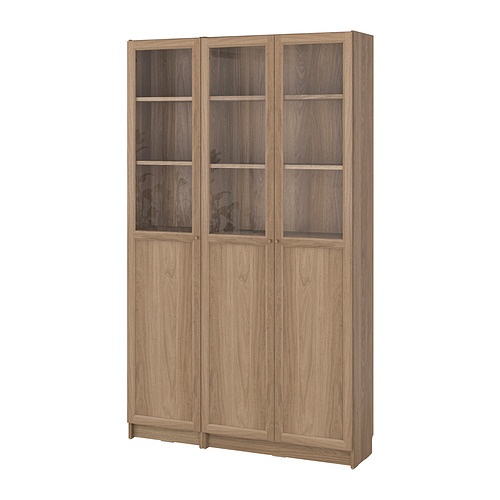 Librería BILLY de madera en color beige con puertas y estantes de cristal. Alto, rectangular, de color marrón claro.