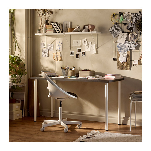 Espacio de trabajo moderno con escritorio, silla, libros, materiales de arte y decoración LAGKAPTEN.