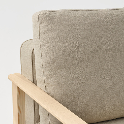 Primer plano de esquina de muebles tapizados en beige. Tejido suave y acogedor con reposabrazos de madera resistente.