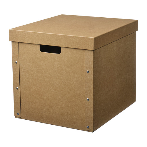 Una caja de cartón GÄRDESGÅRD, de color marrón, de forma cuadrada con tapa y asa.