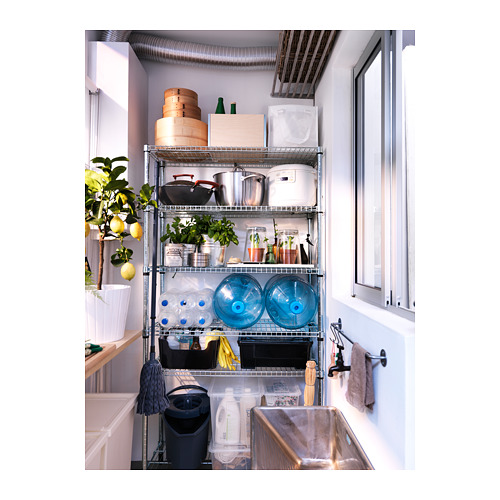 Estante de almacenamiento OMAR con estantes ajustables que sostienen macetas, sartenes, plantas, en una habitación bien iluminada.