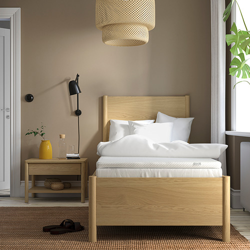 Acogedor dormitorio con cama VALEVÅG, lámpara colgante, planta y mesita de noche.